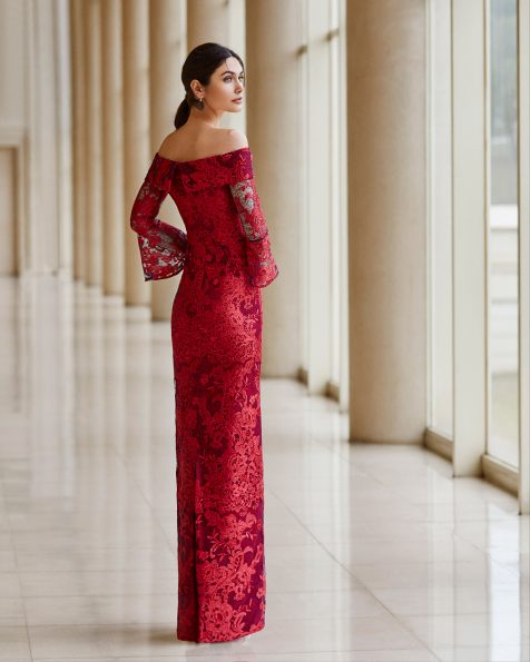 Robe de soirée en dentelle. Col enveloppant avec manches type pagode. Collection ROSA CLARA COCKTAIL 2020.