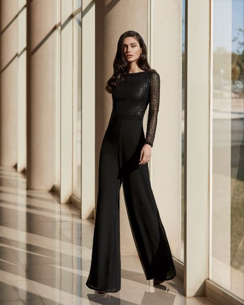 Festkleid aus Chiffon mit Strassverzierungen am Oberteil. Runder Ausschnitt und lange Ärmel. Mit Schal. Kollektion ROSA CLARA COCKTAIL 2020.