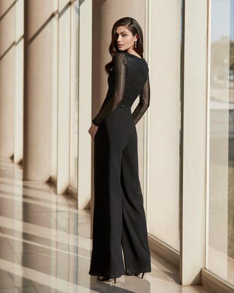 Festkleid aus Chiffon mit Strassverzierungen am Oberteil. Runder Ausschnitt und lange Ärmel. Mit Schal. Kollektion ROSA CLARA COCKTAIL 2020.