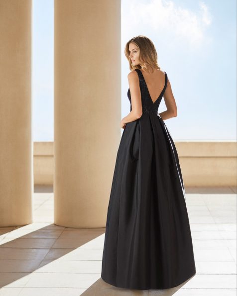 Taffeta cocktail dress with beaded body. See through v-neckline and pleated skirt. 2020 ROSA CLARA COCKTAIL Collection.