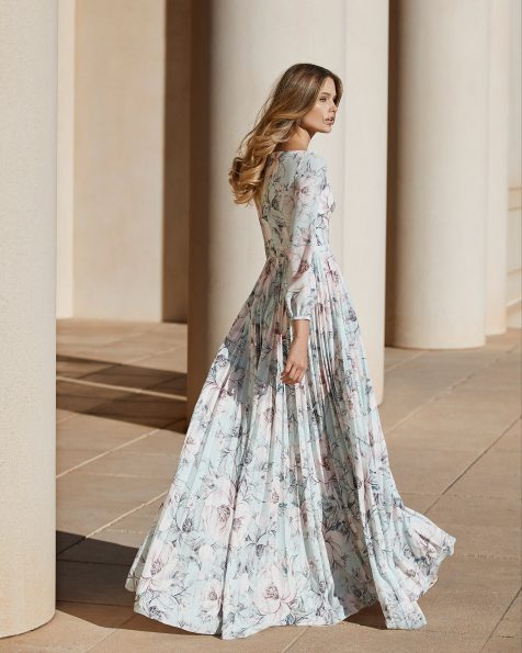 Vestido de festa em crespão. Decote à barco com manga comprida tipo globo. Com flor no ombro e saia plissada. Coleção ROSA CLARA COCKTAIL 2020.