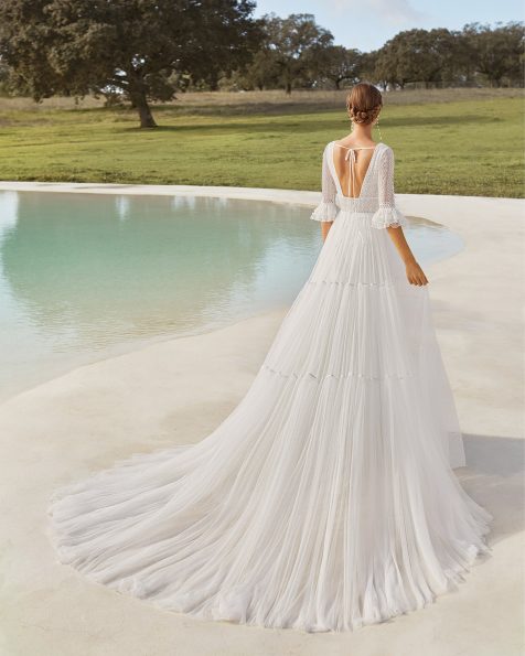 Vestido de noiva estilo em A de tule plumeti, renda e brilhantes no corpo com decote deep-plunge e costas decotadas com mangas a 3/4. Coleção ROSA_CLARA_BOHEME 2021.