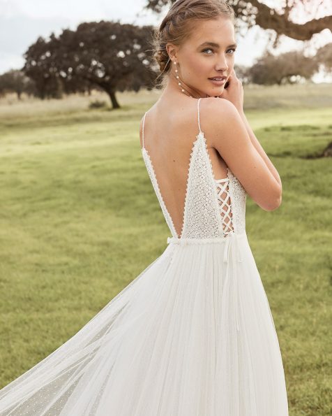 A-line wedding dress in dot tulle and lace. With V-neckline, V-back and shoulder straps. 2021 ROSA_CLARA_BOHEME Collection.