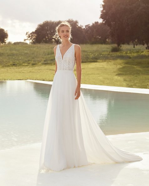 Vestido de novia corte recto de piel de ángel y encaje con pedrería en escote sisa y cintura. Escote y espalda en V. Colección ROSA_CLARA_BOHEME 2021.