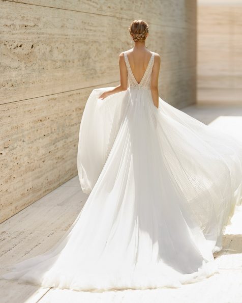Vestit de núvia estil princesa de blonda pedreria i tul plumeti. Escot deep-plunge, esquena escotada en V i tirants. Amb adornament de pedreria a la cintura. Col·lecció ROSA CLARA COUTURE 2021.