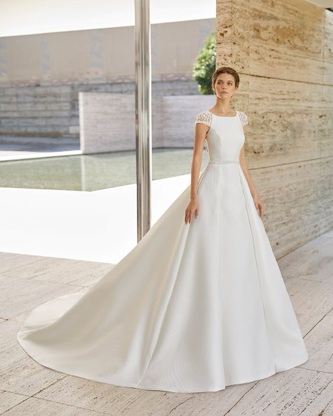 Vestido de noiva estilo clássico de alta costura em A de amalfi e brilhantes. Decote redondo e costas em V com bordado joia. Com bolsos e sobressaia de amalfi. Coleção ROSA CLARA COUTURE 2021.
