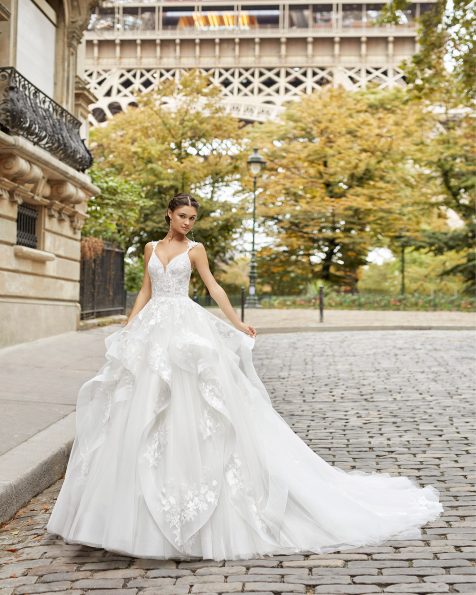 Abito da sposa stile principessa di tulle, pizzo e strass. Scollo profondo e schiena scollata in tulle e pizzo e spalline. Collezione ROSA CLARA 2021.