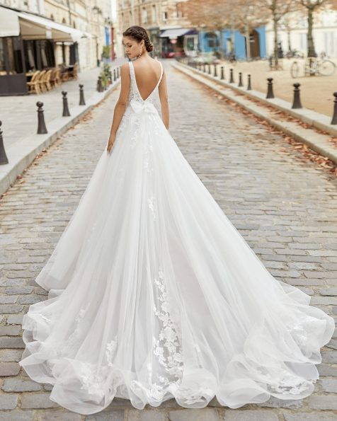 Princess-Brautkleid aus Tüll und Spitze mit Strassbesatz an Oberteil und Ausschnitt. Deep-Plunge-Ausschnitt und V-Rückenausschnitt mit Schleife aus Organza. Kollektion ROSA CLARA 2021.