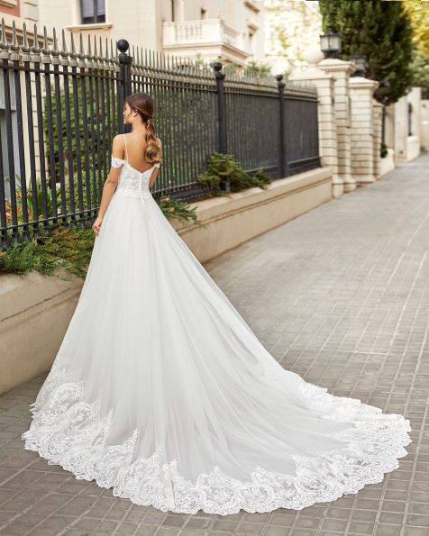 .2021 مجموعة فساتين ROSA CLARA فستان زفاف بقصّة البرنسيس من التل والدانتيل المزيّن بالخرز. ذو تقويرة كبيرة جداً مع أكمام قصيرة وفتحة ظهر كبيرة، مع حمّالات للكتف وتنورة تحتية بها بريق.
