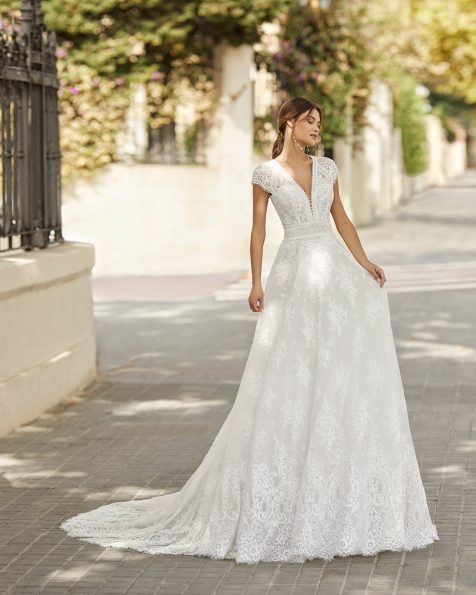 Vestido de novia estilo línea A de tul y encaje pedrería. Escote en V y espalda de tul con encaje y manga corta. Colección ROSA CLARA 2021.