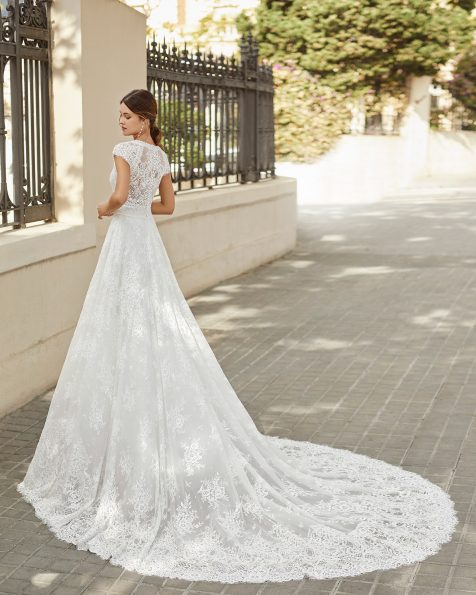 Vestido de novia estilo línea A de tul y encaje pedrería. Escote en V y espalda de tul con encaje y manga corta. Colección ROSA CLARA 2021.