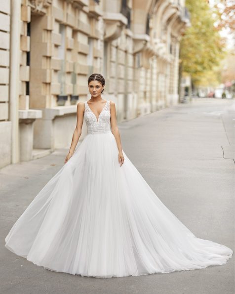 Vestidos de novia estilo princesa de tul liso y encaje pedrería. Escote deep-plunge y espalda en V. Colección ROSA CLARA 2021.