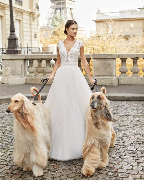 Robe de mariée style princesse en tulle plumetis avec dentelle. Col en V et dos en tulle plumetis transparent avec manches courtes. Collection ROSA CLARA 2021.