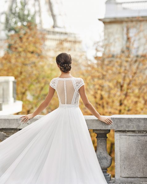 Robe de mariée style princesse en tulle plumetis avec dentelle. Col en V et dos en tulle plumetis transparent avec manches courtes. Collection ROSA CLARA 2021.