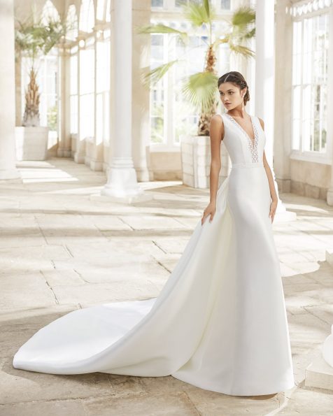 Vestido y sobre cola de novia estilo clásico en siena y pedrería en escote y cintura. Escote y espalda en V con puntilla y pedrería. Colección ROSA CLARA 2021.