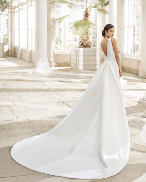 Vestido y sobre cola de novia estilo clásico en siena y pedrería en escote y cintura. Escote y espalda en V con puntilla y pedrería. Colección ROSA CLARA 2021.