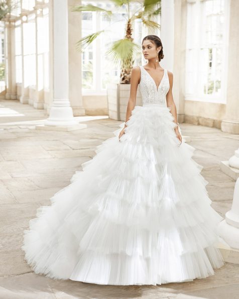 Vestido de novia estilo princesa en tul fantasía con encaje y pedrería en cuerpo. Escote y espalda en V. Colección ROSA CLARA 2021.