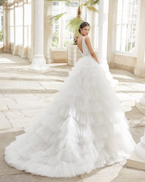 Vestido de novia estilo princesa en tul fantasía con encaje y pedrería en cuerpo. Escote y espalda en V. Colección ROSA CLARA 2021.