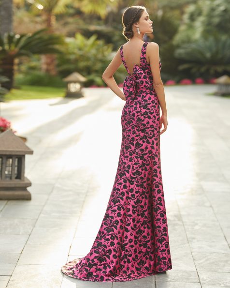 Cocktail dress in satin. Deep-plunge neckline and low back with bow. 2021 ROSA CLARA COCKTAIL Collection.
