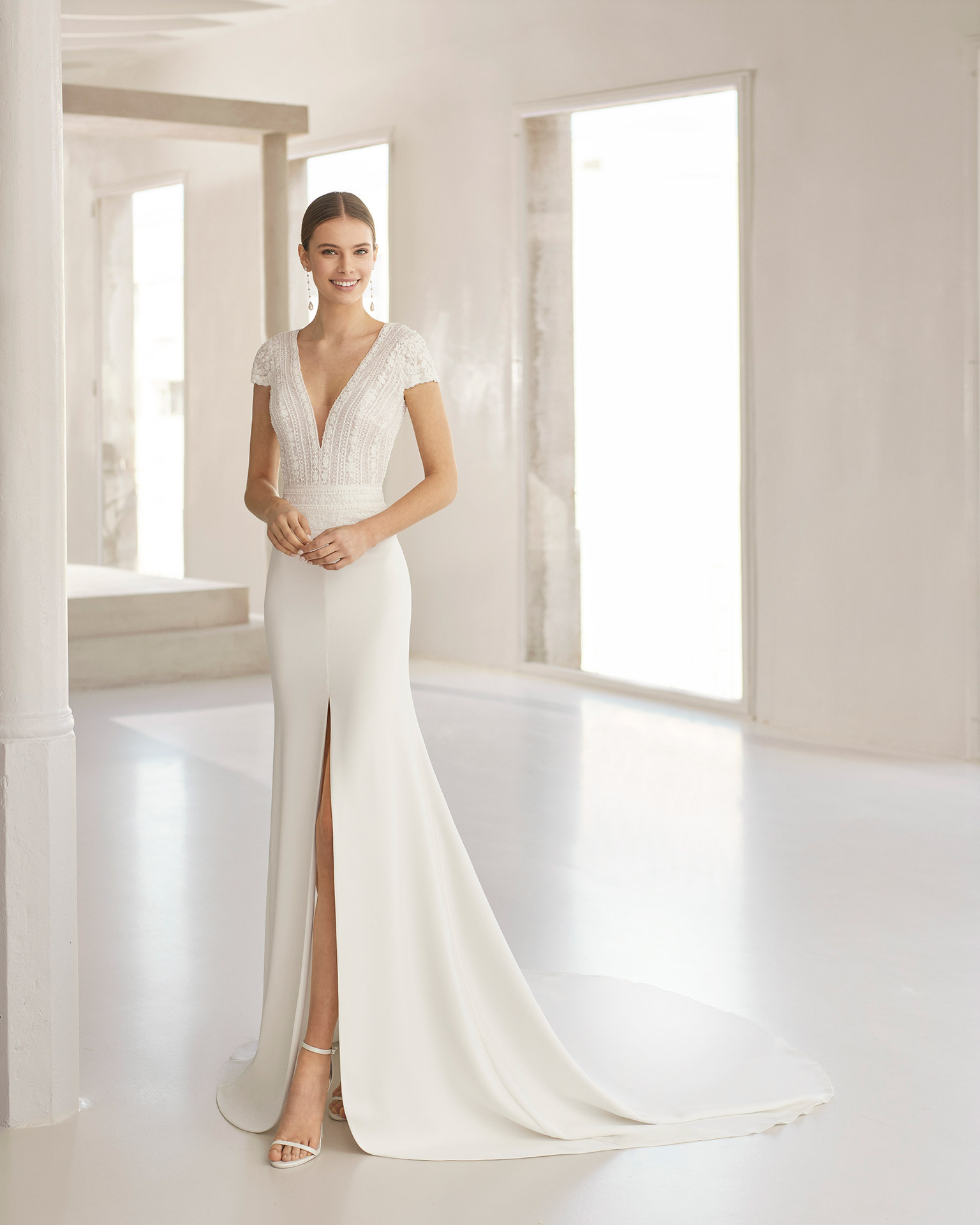 La artesanía de los vestidos de novia de encaje y chantillís