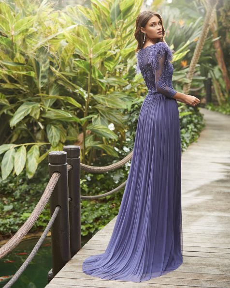 Mousseline cocktail dress. Square neckline and closed back with buttons. Lace sleeves with feathers on shoulder. Belt with beaded clasp. 2022 ROSA_CLARA_COCKTAIL Collection.